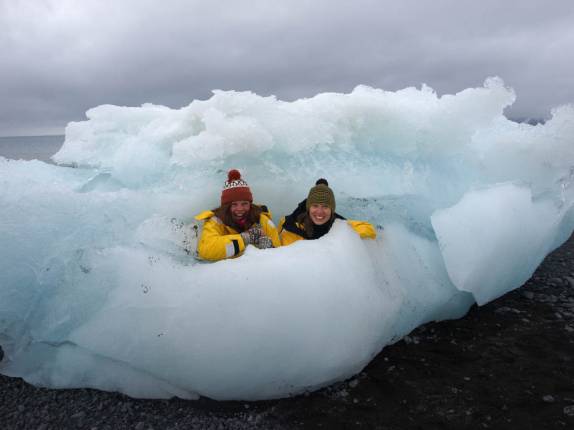 Iceberg confortável o suficiente para a Rowan e a Sara entrarem dentro dele! (emBrown Bluff, na Antártida)